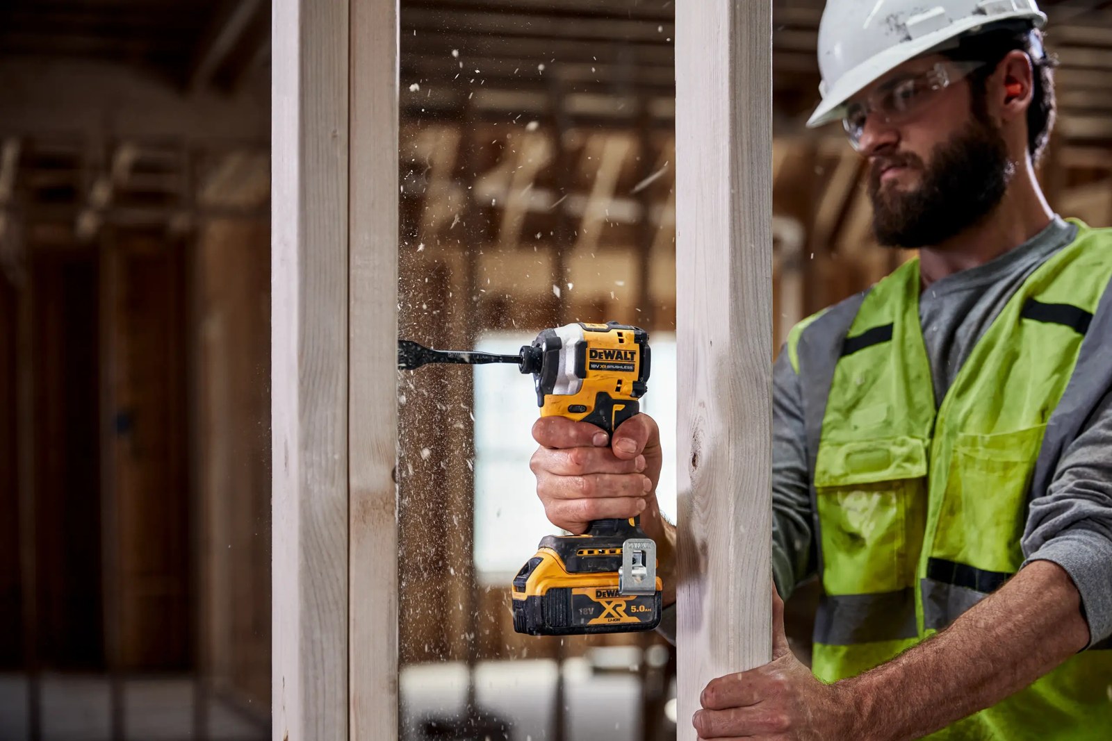 Zakrętarka udarowa DeWALT DCF850 podczas pracy