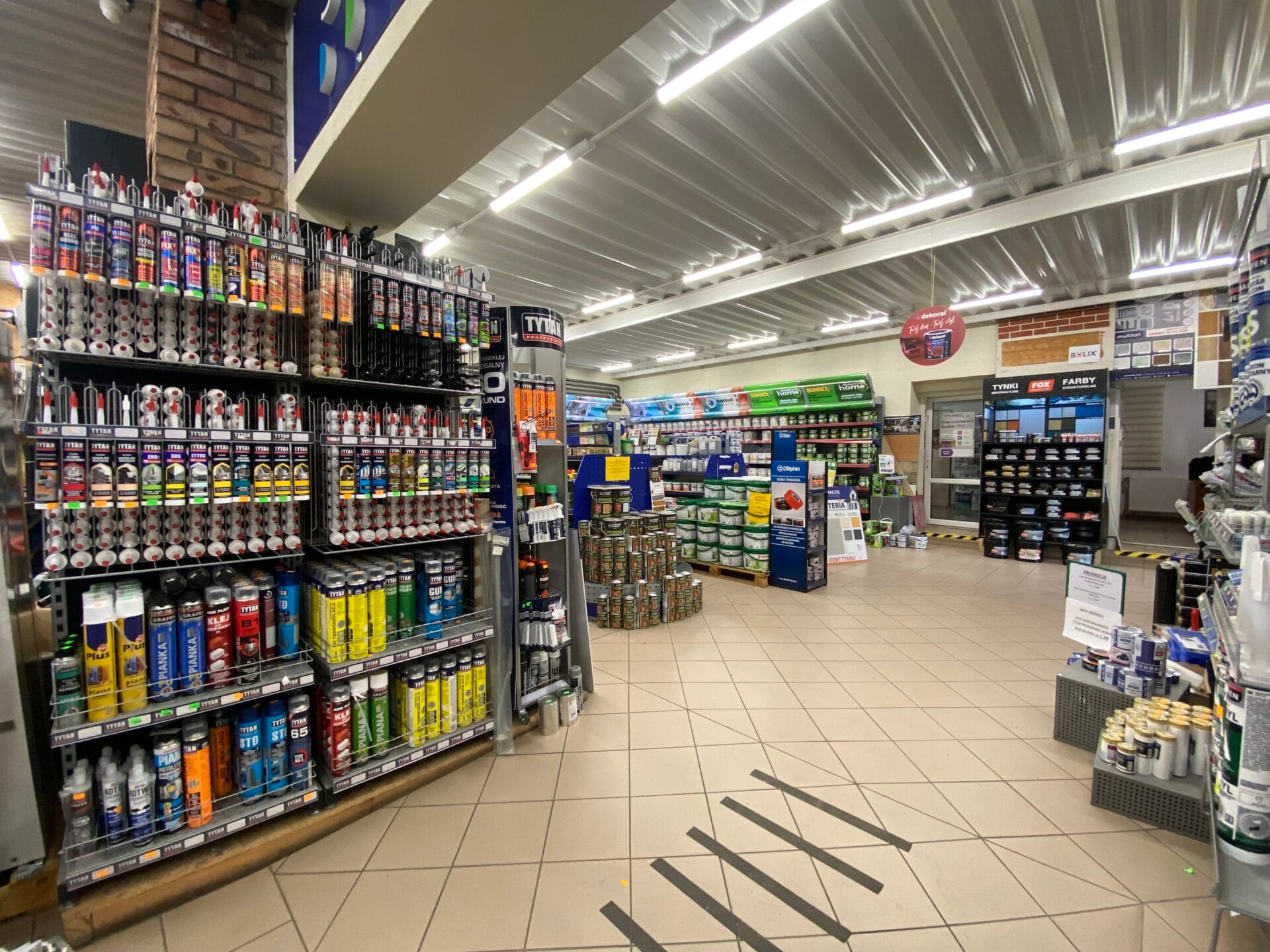 Regały z chemią budowlaną i farbami w składzie HBT Market