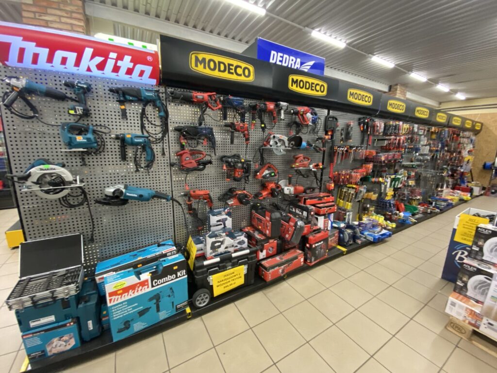 Ekspozycja elektronarzędzi w składzie HBT Market
